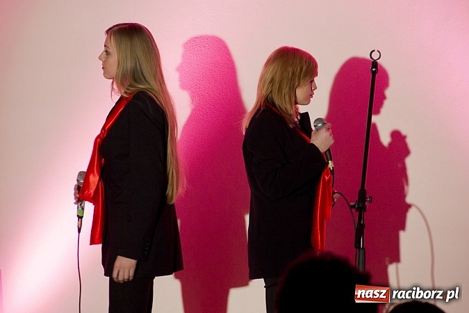 Zdjęcie w galerii na portalu naszraciborz.pl: Zamek Piastowski: koncert finałowy przeglądu piosenki hiszpańskojęzycznej wiadomości z regionu