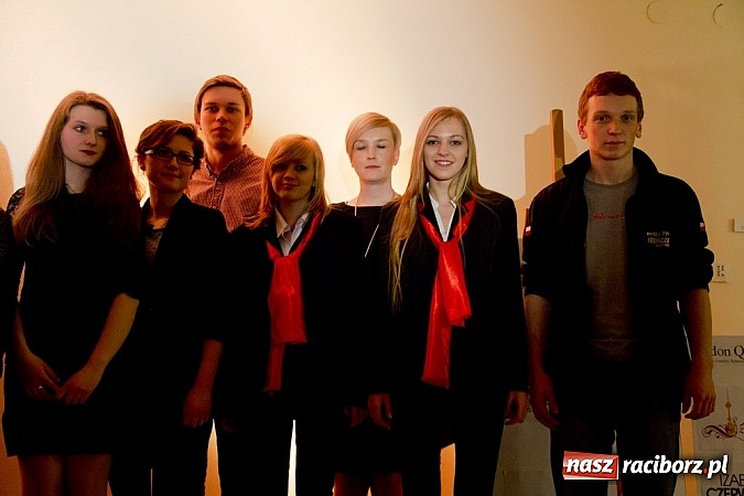 Zdjęcie w galerii na portalu naszraciborz.pl: Zamek Piastowski: koncert finałowy przeglądu piosenki hiszpańskojęzycznej wiadomości z regionu