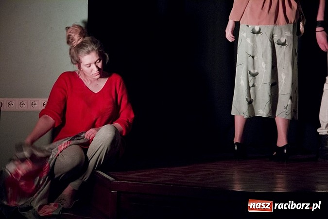 Zdjęcie w galerii na portalu naszraciborz.pl: Człowiek - sytuacja krytyczna - groteska na scenie MDK-u wiadomości z regionu