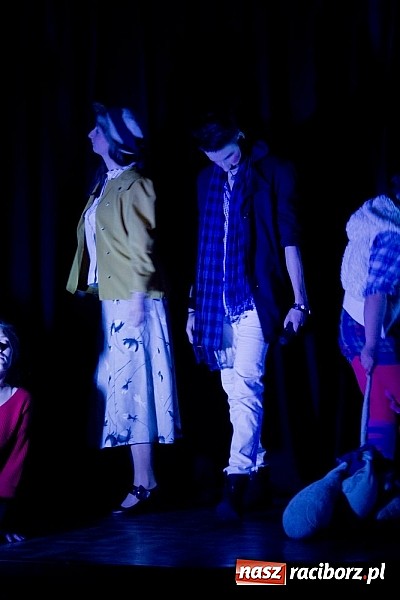 Zdjęcie w galerii na portalu naszraciborz.pl: Człowiek - sytuacja krytyczna - groteska na scenie MDK-u wiadomości z regionu