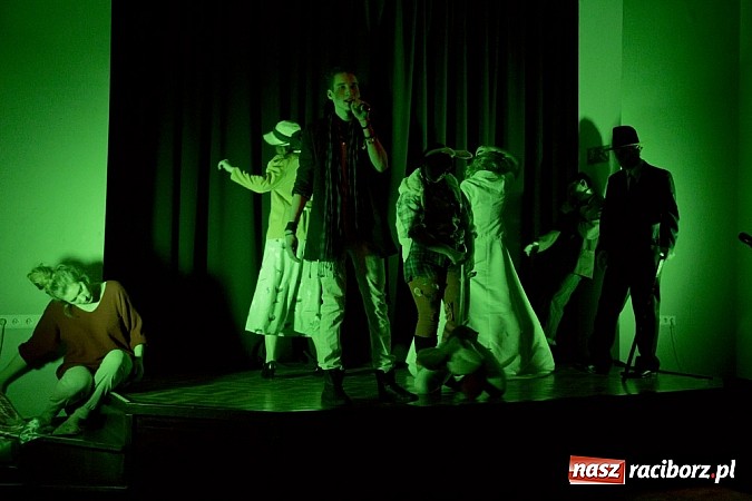 Zdjęcie w galerii na portalu naszraciborz.pl: Człowiek - sytuacja krytyczna - groteska na scenie MDK-u wiadomości z regionu