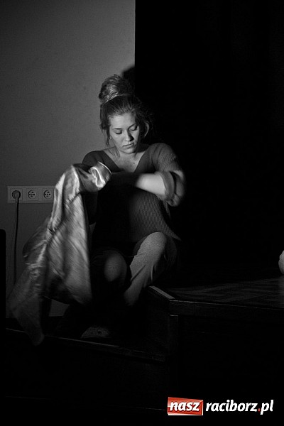 Zdjęcie w galerii na portalu naszraciborz.pl: Człowiek - sytuacja krytyczna - groteska na scenie MDK-u wiadomości z regionu