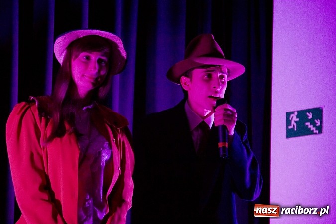 Zdjęcie w galerii na portalu naszraciborz.pl: Człowiek - sytuacja krytyczna - groteska na scenie MDK-u wiadomości z regionu