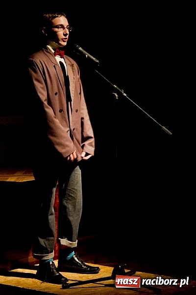 Zdjęcie w galerii na portalu naszraciborz.pl: Człowiek - sytuacja krytyczna - groteska na scenie MDK-u wiadomości z regionu