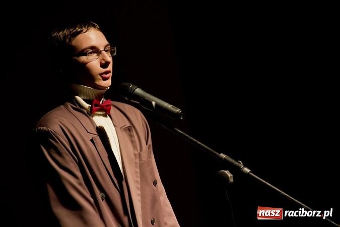 Zdjęcie w galerii na portalu naszraciborz.pl: Człowiek - sytuacja krytyczna - groteska na scenie MDK-u wiadomości z regionu