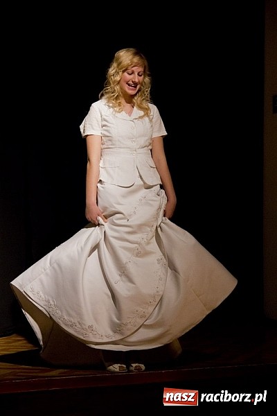 Zdjęcie w galerii na portalu naszraciborz.pl: Człowiek - sytuacja krytyczna - groteska na scenie MDK-u wiadomości z regionu