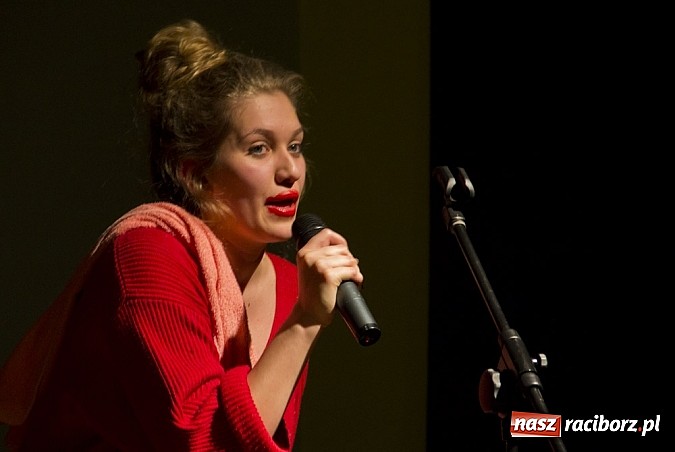 Zdjęcie w galerii na portalu naszraciborz.pl: Człowiek - sytuacja krytyczna - groteska na scenie MDK-u wiadomości z regionu