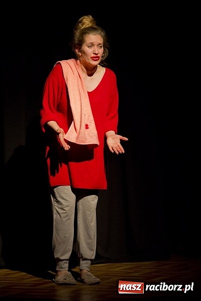 Zdjęcie w galerii na portalu naszraciborz.pl: Człowiek - sytuacja krytyczna - groteska na scenie MDK-u wiadomości z regionu