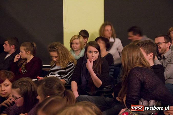 Zdjęcie w galerii na portalu naszraciborz.pl: Człowiek - sytuacja krytyczna - groteska na scenie MDK-u wiadomości z regionu