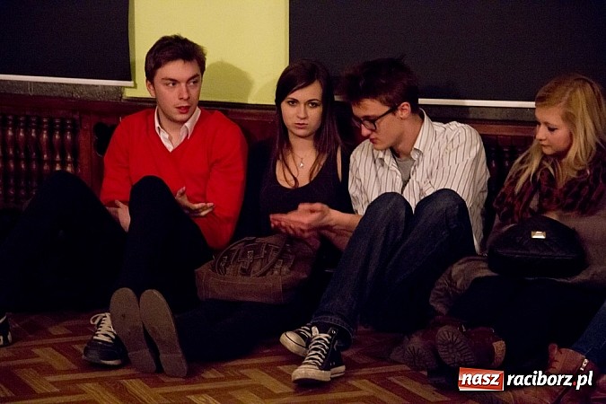 Zdjęcie w galerii na portalu naszraciborz.pl: Człowiek - sytuacja krytyczna - groteska na scenie MDK-u wiadomości z regionu