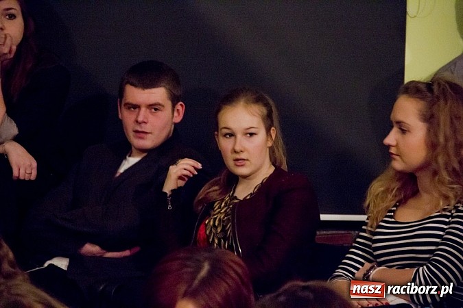 Zdjęcie w galerii na portalu naszraciborz.pl: Człowiek - sytuacja krytyczna - groteska na scenie MDK-u wiadomości z regionu