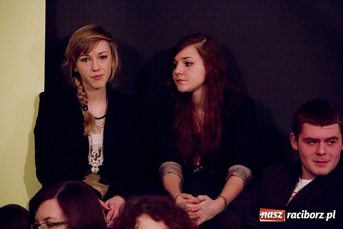 Zdjęcie w galerii na portalu naszraciborz.pl: Człowiek - sytuacja krytyczna - groteska na scenie MDK-u wiadomości z regionu