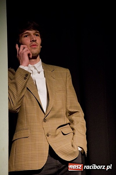 Zdjęcie w galerii na portalu naszraciborz.pl: Człowiek - sytuacja krytyczna - groteska na scenie MDK-u wiadomości z regionu