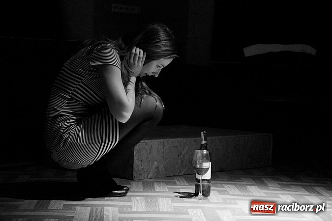 Zdjęcie w galerii na portalu naszraciborz.pl: Człowiek - sytuacja krytyczna - groteska na scenie MDK-u wiadomości z regionu