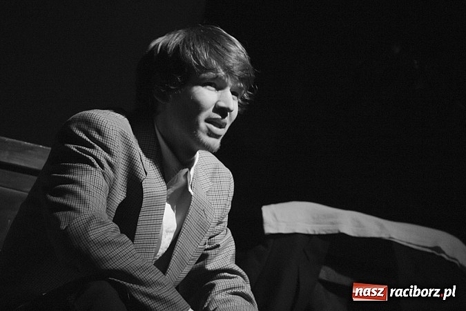 Zdjęcie w galerii na portalu naszraciborz.pl: Człowiek - sytuacja krytyczna - groteska na scenie MDK-u wiadomości z regionu