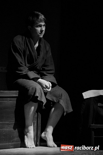 Zdjęcie w galerii na portalu naszraciborz.pl: Człowiek - sytuacja krytyczna - groteska na scenie MDK-u wiadomości z regionu