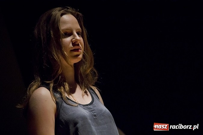 Zdjęcie w galerii na portalu naszraciborz.pl: Człowiek - sytuacja krytyczna - groteska na scenie MDK-u wiadomości z regionu