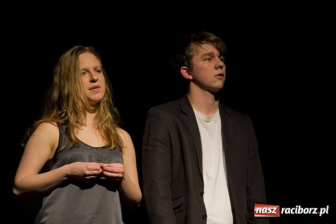 Zdjęcie w galerii na portalu naszraciborz.pl: Człowiek - sytuacja krytyczna - groteska na scenie MDK-u wiadomości z regionu