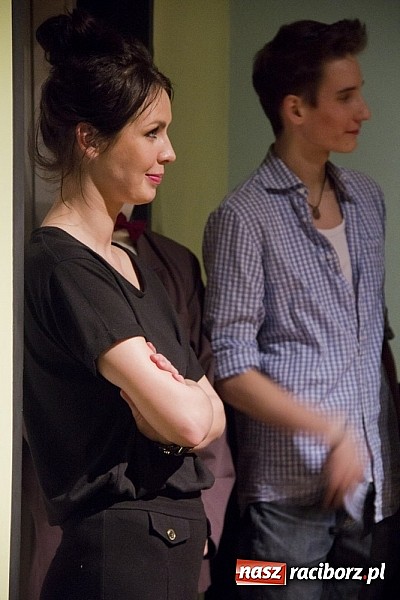 Zdjęcie w galerii na portalu naszraciborz.pl: Człowiek - sytuacja krytyczna - groteska na scenie MDK-u wiadomości z regionu