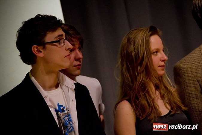 Zdjęcie w galerii na portalu naszraciborz.pl: Człowiek - sytuacja krytyczna - groteska na scenie MDK-u wiadomości z regionu