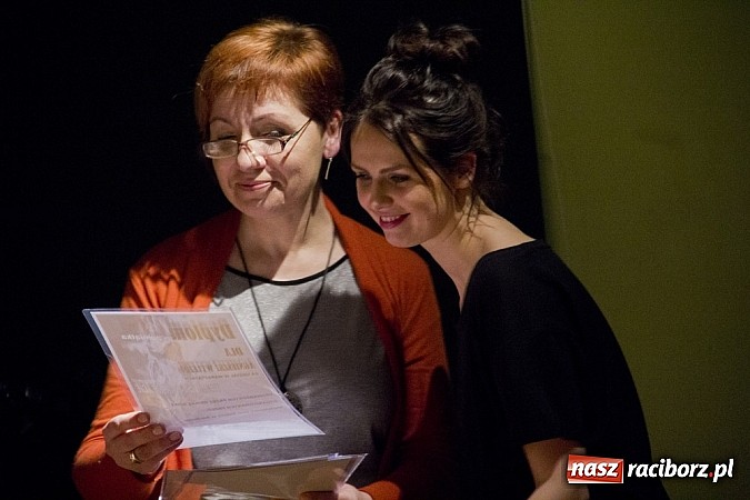 Zdjęcie w galerii na portalu naszraciborz.pl: Człowiek - sytuacja krytyczna - groteska na scenie MDK-u wiadomości z regionu