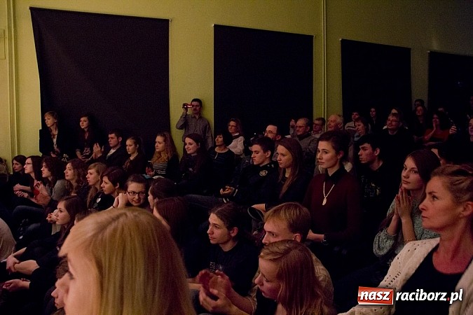 Zdjęcie w galerii na portalu naszraciborz.pl: Człowiek - sytuacja krytyczna - groteska na scenie MDK-u wiadomości z regionu