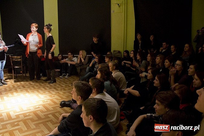 Zdjęcie w galerii na portalu naszraciborz.pl: Człowiek - sytuacja krytyczna - groteska na scenie MDK-u wiadomości z regionu