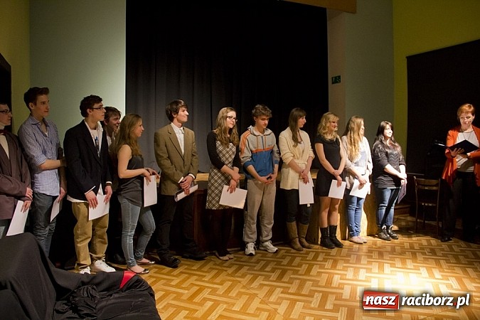 Zdjęcie w galerii na portalu naszraciborz.pl: Człowiek - sytuacja krytyczna - groteska na scenie MDK-u wiadomości z regionu