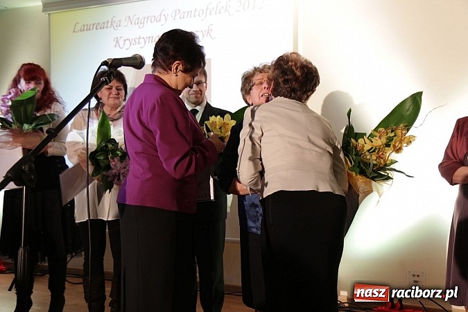 Zdjęcie w galerii na portalu naszraciborz.pl: Pantofelek 2012 dla Krystyny Lamczyk wiadomości z regionu