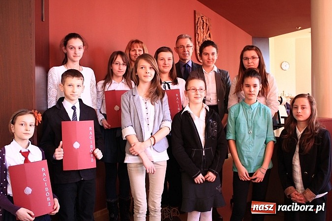 Zdjęcie w galerii na portalu naszraciborz.pl: Najlepsi uczniowie odebrali stypendia wiadomości z regionu
