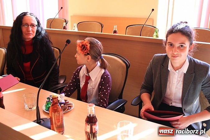 Zdjęcie w galerii na portalu naszraciborz.pl: Najlepsi uczniowie odebrali stypendia wiadomości z regionu