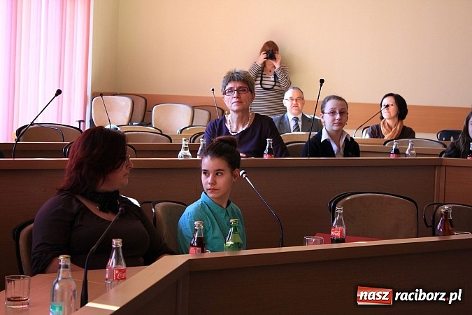 Zdjęcie w galerii na portalu naszraciborz.pl: Najlepsi uczniowie odebrali stypendia wiadomości z regionu
