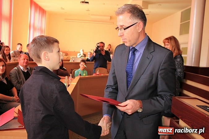 Zdjęcie w galerii na portalu naszraciborz.pl: Najlepsi uczniowie odebrali stypendia wiadomości z regionu