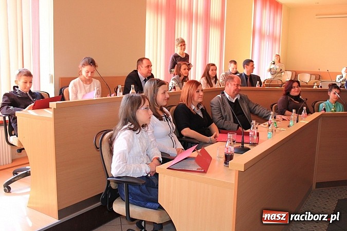 Zdjęcie w galerii na portalu naszraciborz.pl: Najlepsi uczniowie odebrali stypendia wiadomości z regionu