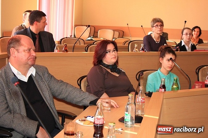 Zdjęcie w galerii na portalu naszraciborz.pl: Najlepsi uczniowie odebrali stypendia wiadomości z regionu