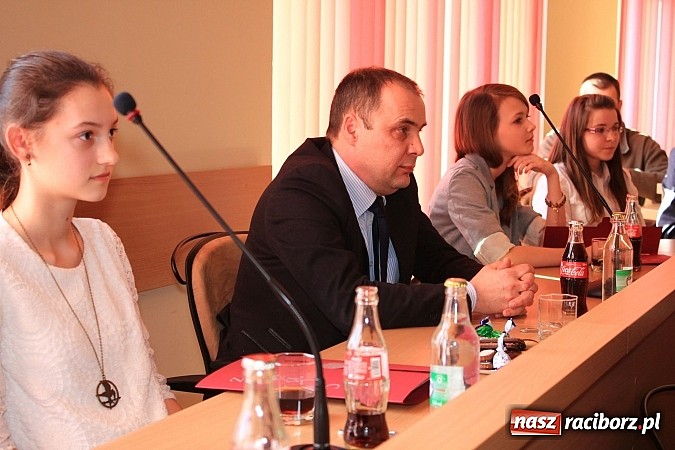 Zdjęcie w galerii na portalu naszraciborz.pl: Najlepsi uczniowie odebrali stypendia wiadomości z regionu