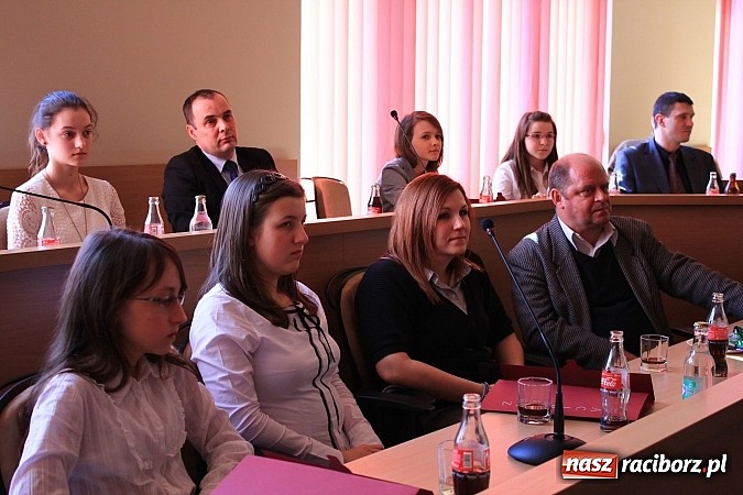Zdjęcie w galerii na portalu naszraciborz.pl: Najlepsi uczniowie odebrali stypendia wiadomości z regionu