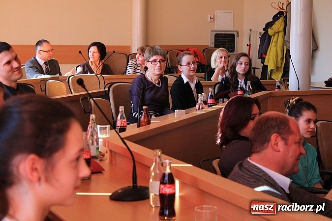 Zdjęcie w galerii na portalu naszraciborz.pl: Najlepsi uczniowie odebrali stypendia wiadomości z regionu