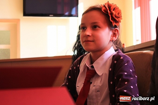 Zdjęcie w galerii na portalu naszraciborz.pl: Najlepsi uczniowie odebrali stypendia wiadomości z regionu