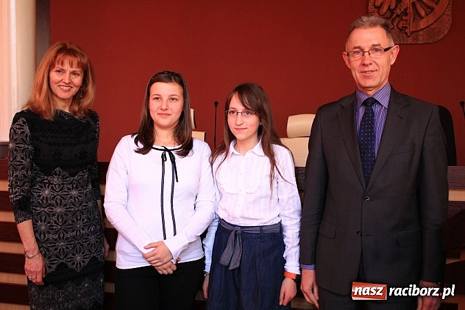 Zdjęcie w galerii na portalu naszraciborz.pl: Najlepsi uczniowie odebrali stypendia wiadomości z regionu