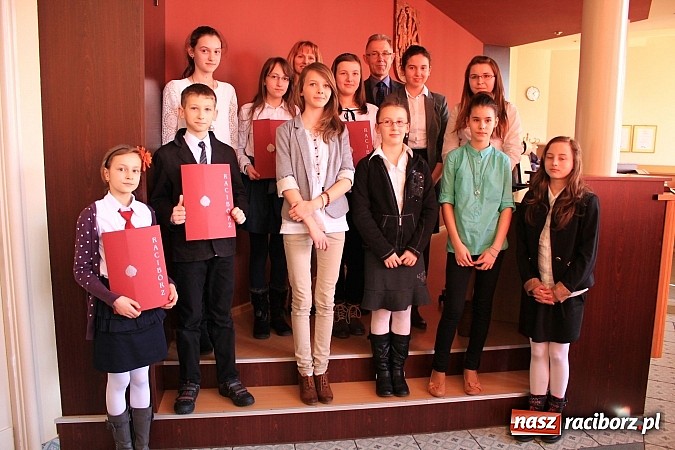 Zdjęcie w galerii na portalu naszraciborz.pl: Najlepsi uczniowie odebrali stypendia wiadomości z regionu