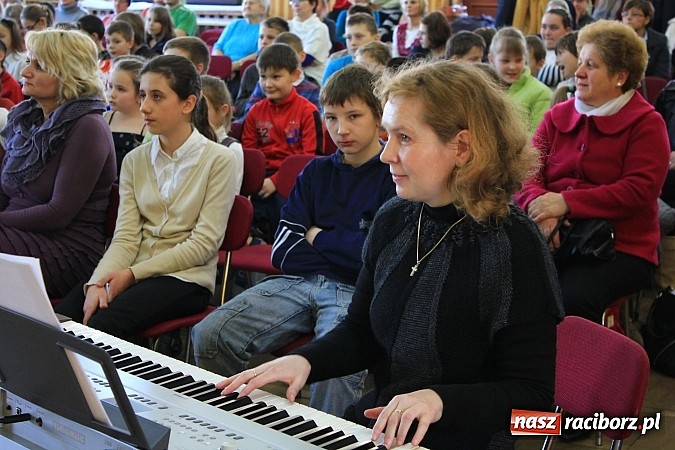 Zdjęcie w galerii na portalu naszraciborz.pl: W Borucinie rozbrzmiewały piosenki religijne wiadomości z regionu