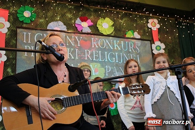 Zdjęcie w galerii na portalu naszraciborz.pl: W Borucinie rozbrzmiewały piosenki religijne wiadomości z regionu