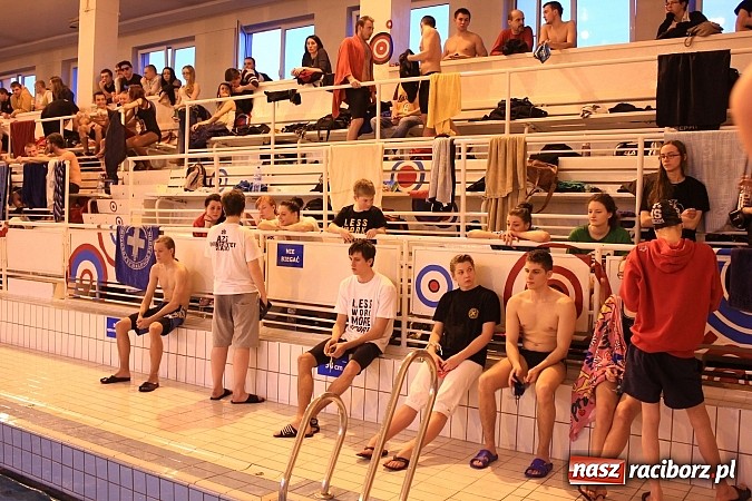 Zdjęcie w galerii na portalu naszraciborz.pl: PWSZ: Pływackie zmagania studentów wiadomości z regionu