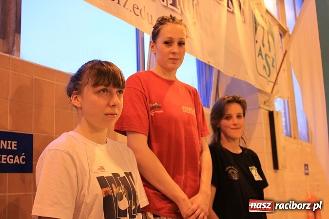 Zdjęcie w galerii na portalu naszraciborz.pl: PWSZ: Pływackie zmagania studentów wiadomości z regionu