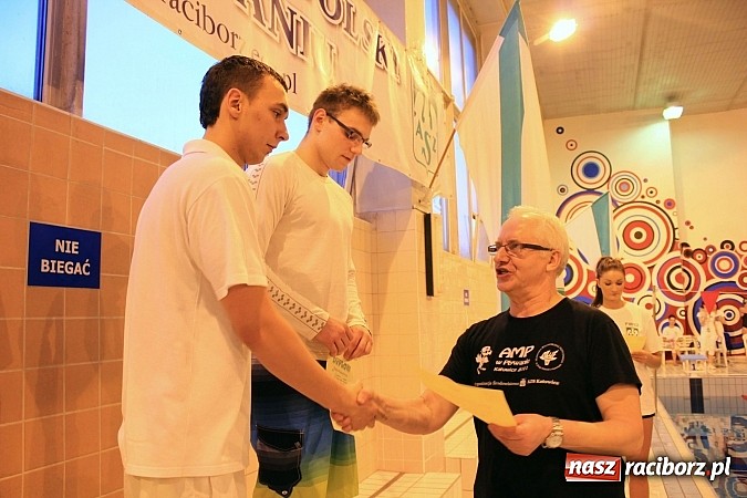 Zdjęcie w galerii na portalu naszraciborz.pl: PWSZ: Pływackie zmagania studentów wiadomości z regionu