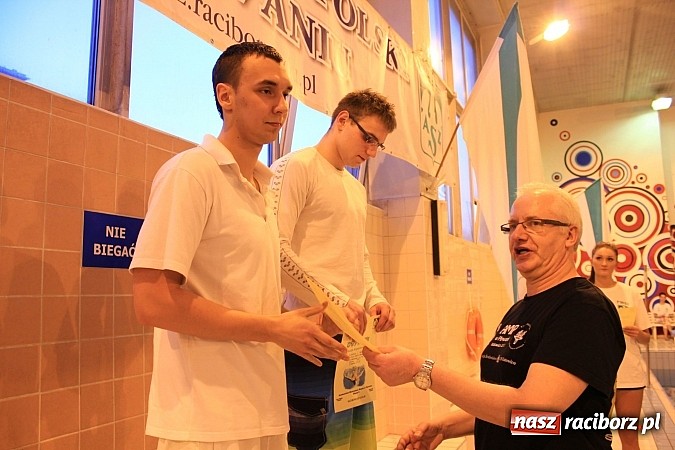 Zdjęcie w galerii na portalu naszraciborz.pl: PWSZ: Pływackie zmagania studentów wiadomości z regionu