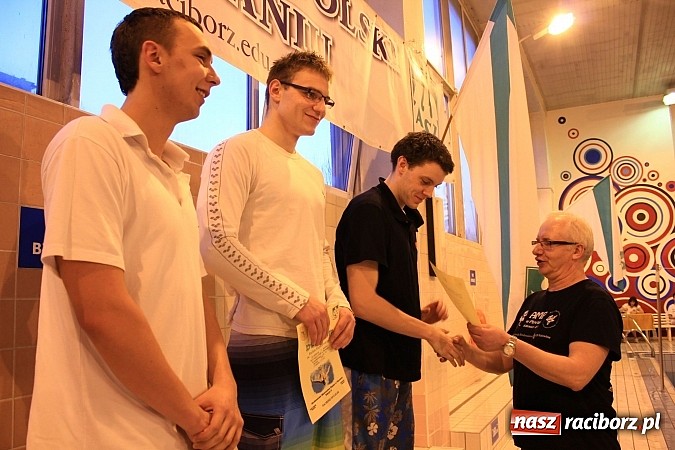 Zdjęcie w galerii na portalu naszraciborz.pl: PWSZ: Pływackie zmagania studentów wiadomości z regionu