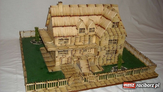 Zdjęcie w galerii na portalu naszraciborz.pl: Wszystko zaczęło się od małej chatki z zapałek... wiadomości z regionu