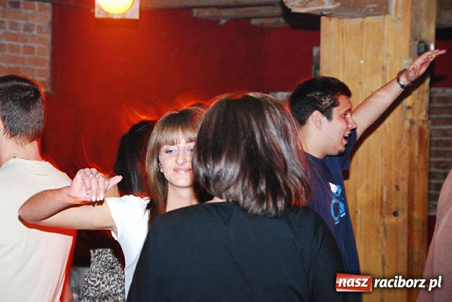 Zdjęcie w galerii na portalu naszraciborz.pl: Magiel towarzyski wiadomości z regionu